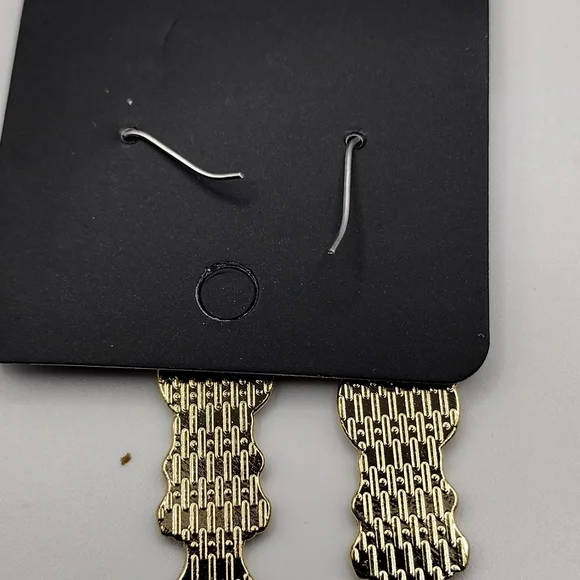 Skeleton gal Earrings - Picture 3 of 4